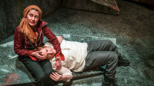 Åse och Peer - eller Lemminkäinen och hans mor? På bilden Minna Suuronen och Santtu Karvonen. Minna Suuronen och Santtu Karvonen som Åse och Peer i Peer Gynt på Ryhmäteatteri.