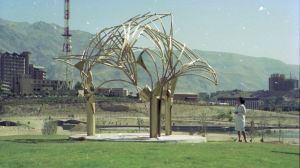 Den nyinstallerade Palmdungen 1975. Eila Hiltunens nyinstallerade monument Palmdungen i Mellatparken i Teheran 1975.
