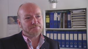 Arto Henriksson, chefredaktör för Loviisan Sanomat, tycker det viktigaste är att strömmandet fortsätter oavsett vem som sköter det. Arkivbild. Arto Henriksson.
