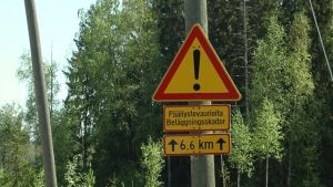 Varningsmärken gör inte själva vägen i bättre skick Varning för beläggningsskador