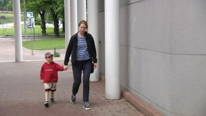 Aron och hans mamma på väg till polishuset för att göra anmälan om att hans cykel är stulen Aaron på väg till polisstationen,