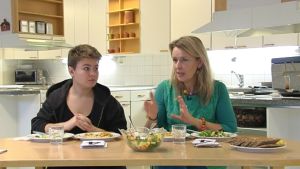 Olin och Karén är skeptiska till centralkök Rebecca Olin och Laura Karén diskuterar skolmaten