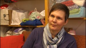 Maria Blomberg. Maria Blomberg i Solf sammanställer mammalådor med stickat för asylsökande.