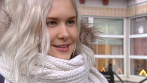 - Det känns bra att hjälpa de äldre på det här sättet, säger Minttu Koskenlaita Minttu Koskenlaita tycker att promenadkampanjen är en fin idé