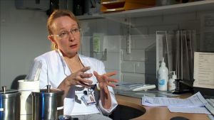 Lastentautien ja lasten allergologian erikoislääkäri Teija Dunderin mukaan uusi koivuallergian liuossiedätyshoito on tervetullut lisä perinteisen pistoshoidon rinnalle. teija dunder