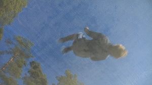 Det blir också många träningstimmar på trampolinen Erik Pitkänen hoppar på trampolin