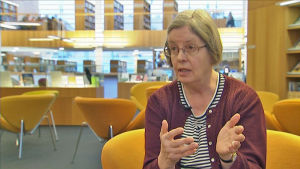 Professorn Susan Sundback vet hur erfarenheterna påverkar vårt förhållande till språket. Professor Susan Sundback