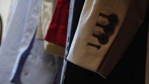Det handlar om detaljer. Normalt är det fyra knappar på ärmen, en designad kostym kan ha fem. fyra knappar på kostymjackans ärm