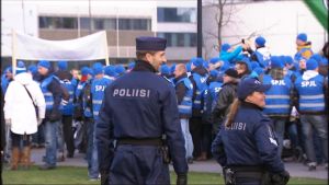 Inom vissa branscher är strejkrätten kringskuren för att medborgarnas säkerhet och hälsa inte skall äventyras. polisdemonstration