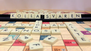 Linda Bäckman anser att invandrare mycket väl kunde lära sig svenska på fler orter. bild av brädspelet alfapet, kolla svaren står det