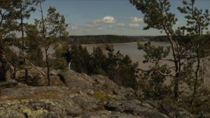 Hanna Palo njuter av utsikten från Tornberget i Hammars Tornberget i Hammars