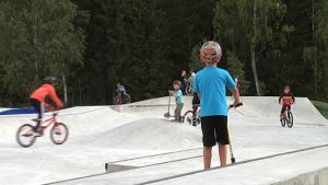 Både skejtare, cyklister och barn med sparkbräde trivs i skejtparken Både skejtare, cyklister och barn med sparkbräde trivs i skejtparken