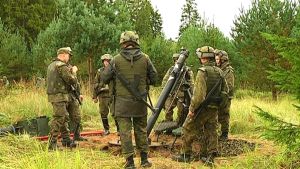 Reservisterna går igenom hur de ska göra med granatkastaren. Granatkastare och militärer.