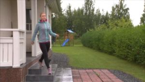Nina Eskola lähtee lenkille työpäivän jälkeen. LähiTapiolan älyhenkivakuutuksen kaupanpäällisenä tullut aktiivisuusranneke muistuttaa, että päivän askelkiintiö on vajaa. Nina Eskola lähtee lenkille Tampereen Ryydynpohjassa, koska LähiTapiolan älyhenkivakuutuksen aktiivisuuranneke muistuttaa, että päivän liikuntakiintiö on vajaa.
