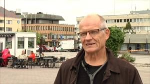 Eero Löytönen anser att centrum måste vara attraktivt. Handel, lättillgängligt och mera bilplatser är en bra början. Stadsplaneringschef Eero Löytynen