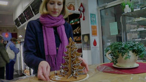 Pepparkaksgranen kan vara ett alternativ Konditor Linda Järvinen har en speciell teknik att böja pepparkaksdeg.