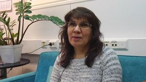 Edibe Mustafa är en av asyltolkarna. Tolken Edibe Mustafa samarbetar med polisen vid asylsamtal