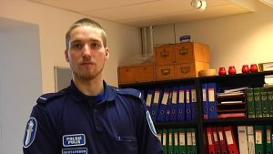 Äldre konstapel Niko Gustafsson har vant sig vid att intervjua med tolk. Äldre konstapel Niko Gustafsson vid raseborgspolisen gör asylsamtal