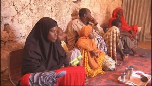 Familjen på sin matta. somaliska flyktingar som har flyttat tillbaka från jemen till somalia