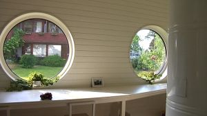 Utsikt som från en kajuta. Som kajutan i en båt. Utsikten från Marco Casagrandes hus Apelle i Karis.