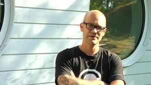 Arkitekten Marco Casagrande skulle gärna se att fler valde att bygga i trä framom betong i Finland. Marco Casagrande invid sitt hus Apelle i Karis.