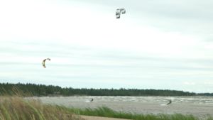 Storsand i Monäs attraherar kitesurfare, men strandlivet begränsas av vegetationen. Storsand i Monäs attraherar kitesurfare, men strandlivet begränsas av vegetationen.