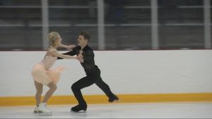 Juulia Turkkilas och Matthias Versluis premiärframträdande i Britas gav upphov till applåder. Juulia Turkkila och Matthias Versluis dansar isdans.