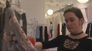 Maria Godunova fick jobb i en klädbutik i S:t Petersburg Maria Godunova jobbar i en klädesaffär i S:t Petersburg