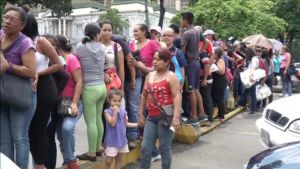 Venezolanerna måste köa i timtal för att få köpa lite bröd Venezolaner måste köa i timtals för att få köpa lite bröd