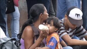 Kvinnor som kan välja hur många barn de får har större möjligheter till utbildning och jobb venezolansk kvinna med sitt barn