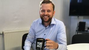 Pori Jazz nya vd Aki Ruotsala. Pori Jazz nya vd Aki Ruotsalas kommentarer om homosexualitet väcker bestörtning.