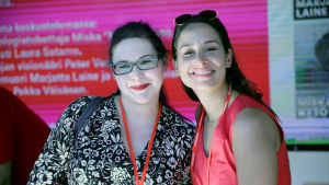 Maria Pettersson, Journalistens chefredaktör, och radioprofilen Yagmur Özberkan. Maria Pettersson och Yagmur Özberkan på SuomiAreena.