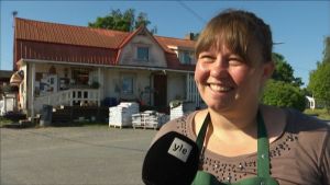 Mikaela Stenström driver Holmströms landhandel i Hitis. Butiken håller öppet året om. Mikaela Stenström