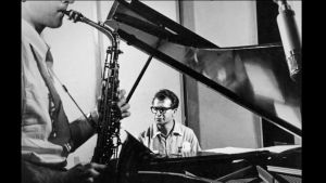 Historia: Jazzin suurlähettiläät. Saksofonista edessä ja pianisti takana mustavalkoisessa kuvassa.
