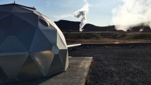 På de geotermiska kraftverken separeras koldioxid från ångan och kan återvinnas. En metallkupol i isländskt landskap.