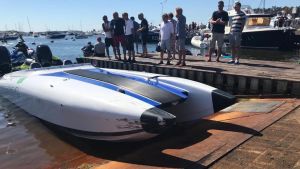 Racerbåten på bilden krockade med en fritidsbåt med fyra personer ombord. En av de två båtar som kolliderade under Poker Run-evenemanget i Hangö i augusti 2020.