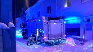 Brandbilen fastnade i snösörjan på Kyrkogatan i Borgå. Brandbil sitter fast i snö