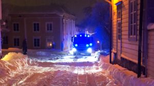Mjuk snö på Kyrkogatan ställde till det för brandbilen. Brandbil sitter fast i snö