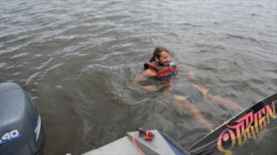 Hannes åker wakeboard.
