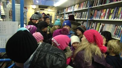 Massor av skolbarn i bokbussen i Lovisa