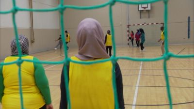 Invandrare spelar fotboll på Norrvalla.
