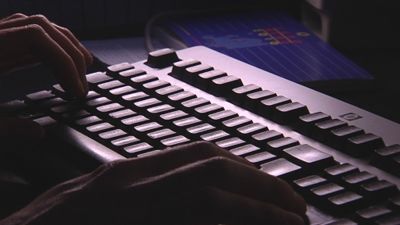 En person använder en dators tangentbord.