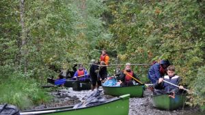 Korsholmseleverna brukar bland annat åka på ett paddlingsläger till Suomussalmi. Paddlingsläger i Suomussalmi 2014.