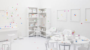 Kusamas interaktiva "Obliteration room" gör museibesökaren till medskapare. Yayoi Kusamas "Obliteration Room" på Helsingfors konstmuseum HAM 2016.