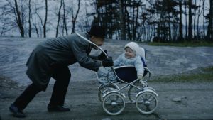 Pekka Lundmarks pappa var också diplomingenjör och de delade redan tidigt intresset för teknik. Pekka Lundmark som bebis blir skuffad i vagn av sin pappa.