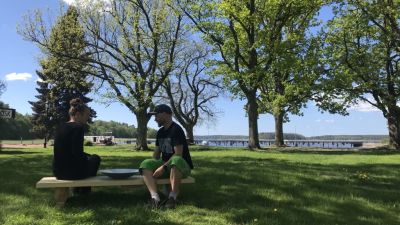 man och kvinna sitter i park