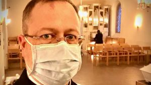 Mikael Busck-Nielsen är församlingspastor i Johannes församling i Helsingfors. Han säger att det varit mycket tungt att säga åt sörjande att endast ett fåtal personer får delta i begravningen av en anhörig. mikael busck-nielsen