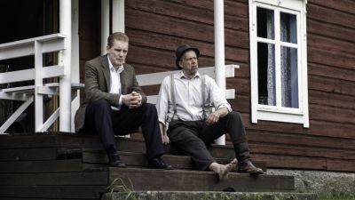 Äldste sonen Orvar (Arttu Flén) är plötsligt intresserad att ta över gården av fadern Egon Nilsson (Ulf Johansson). Foto: Johanna Överfors