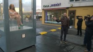 Polisen krävde att kvinnan skulle ha underkläder på sig. Slutscenen i konstverket Ceci n'est pas pas mon corps censurerades av Helsingforspolisen.
