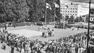 Olympiatuli Jyväskylän Kirkkopuiston Paraatiaukiolla 1952 Olympiatuli Jyväskylän Kirkkopuiston Paraatiaukiolla 1952